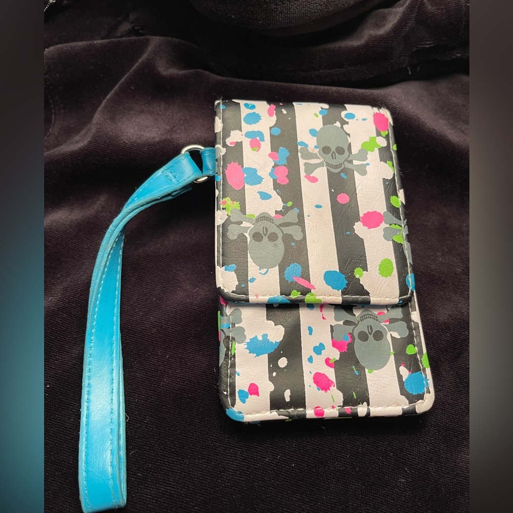 Wallet/wristlet. Skulls and stripes.